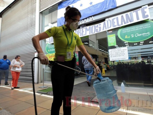 Control de temperatura, distancia y desinfección: así es ir al supermercado en tiempos de pandemia