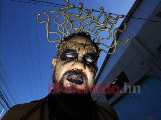 Impresionante vía crucis en Viernes Santo retrata la pasión de Jesucristo