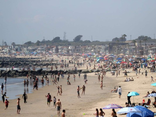 Retando al coronavirus, miles de personas abarrotaron playas de California (FOTOS)