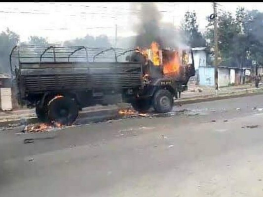 Manifestantes queman camión del Ejército en la colonia El Carrizal