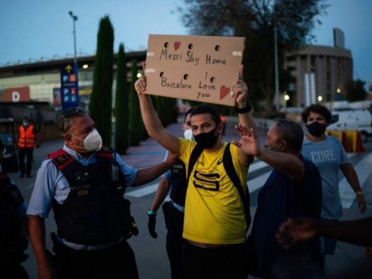 Invasión en el Camp Nou y disturbios de aficionados por la salida de Messi (FOTOS)