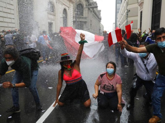 FOTOS: Sigue el ambiente tenso en Perú contra nombramiento de Manuel Merino