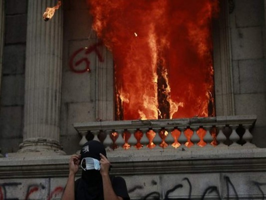 Prenden fuego a Congreso de Guatemala en protesta por reducción de fondos a Educación y Salud (FOTOS)