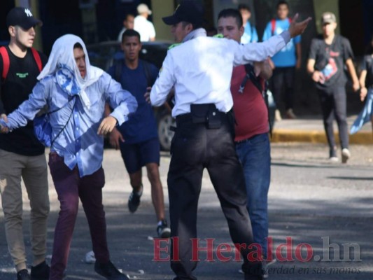 Descontrol y violencia en la UNAH en imágenes; hay estudiantes heridos