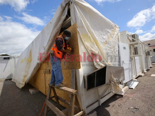 Sin planos, sellado con cartón comprimido y tachuelas: Los daños que presenta la UCI del hospital móvil de Olancho