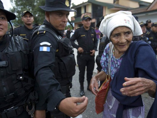 Con documentos en mano, caravana de migrantes hondureños avanza a través de Guatemala rumbo a EEUU