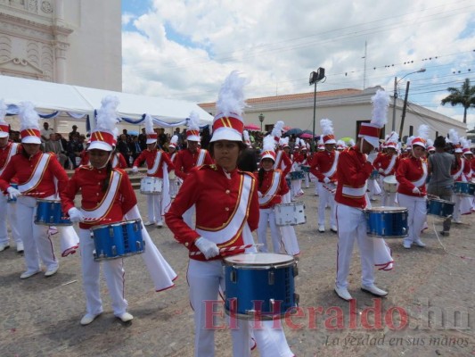 FOTOS: Extravagantes y vistosos trajes de las bandas en los desfiles