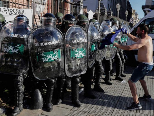 Desesperación de hinchas por decir adiós a Maradona provocó disturbios