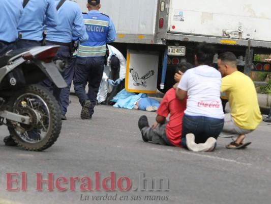 FOTOS: Terrible accidente entre moto y camión cobra la vida de una joven en la cuesta El Chile de la capital