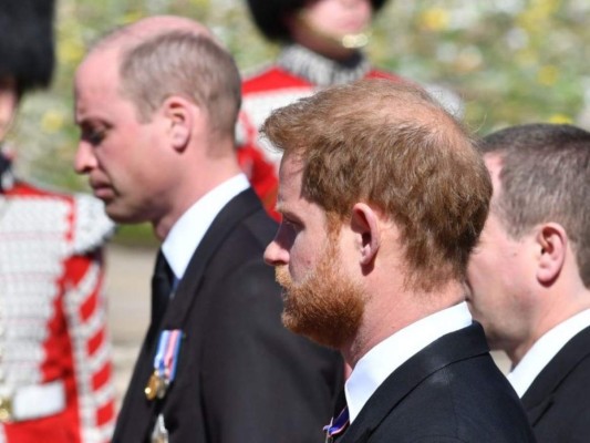 Así fue el incómodo reencuentro de los príncipes Harry y William en el funeral del duque de Edimburgo  