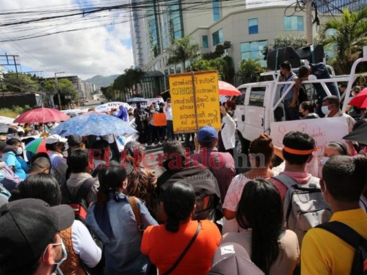 Miles de maestros Proheco protestan por su permanencia en la capital (FOTOS)