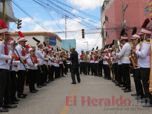 FOTOS: Extravagantes y vistosos trajes de las bandas en los desfiles