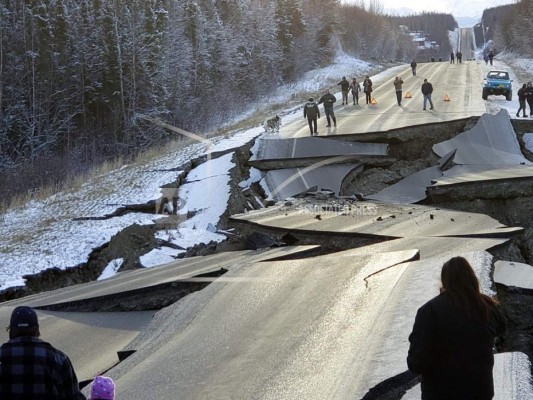 Los destrozos que dejó el potente sismo registrado en Alaska