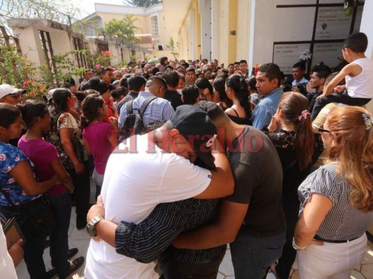 Así fue el desgarrador sepelio de la centralista Génesis Colindres (Fotos)