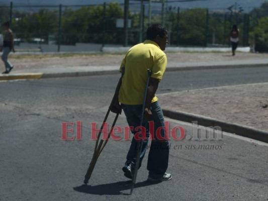 FOTOS: Capitalinos al filo de la muerte al atravesar peligrosos cruces  