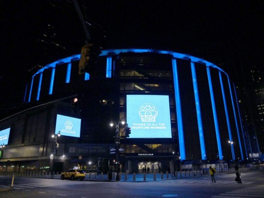 Edificios en EEUU se tiñen de azul en apoyo a los que combaten el Covid-19