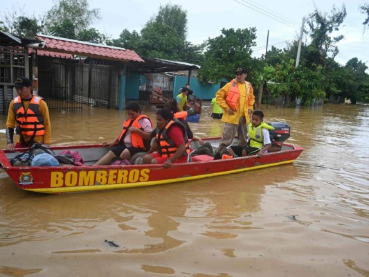 Imágenes de rescates: Hondureños lloran y sufren la tragedia causada por Eta