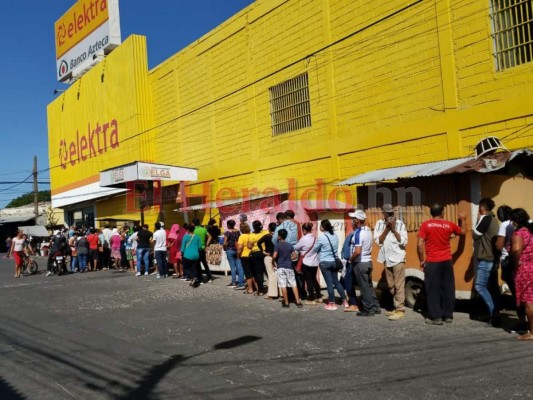 Sin mascarilla y aglomerados, así se arriesgan algunos capitalinos