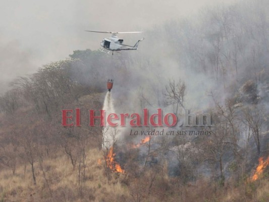 Imágenes aéreas del voraz incendio forestal que consume La Tigra