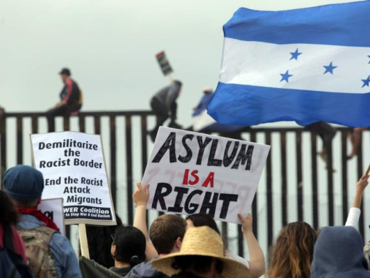 Migrantes hondureños llegan con caravana a la frontera México-Estados Unidos