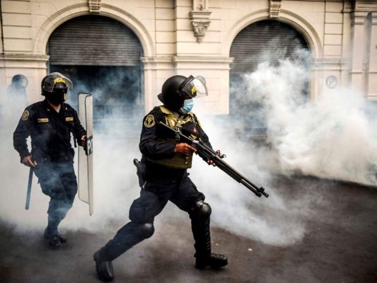 Jornada de intensas protestas en Perú un día después de la destitución de Vizcarra (FOTOS)