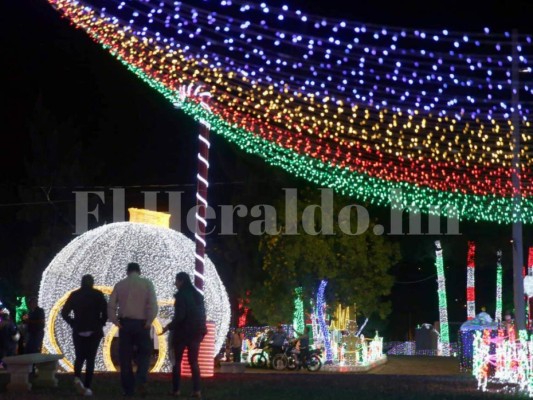 La Villa Navideña de la Alcaldía llega a adornar la capital de Honduras (FOTOS)