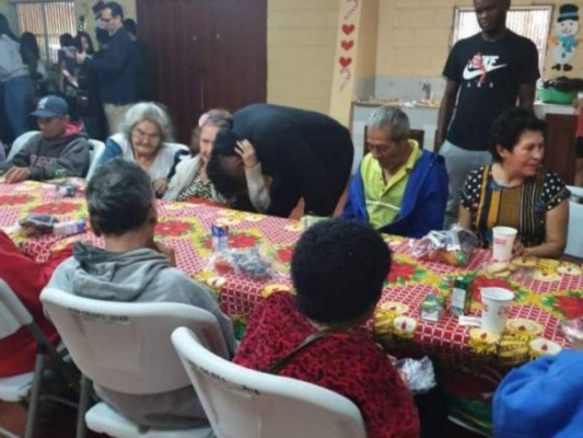 FOTOS: El noble gesto de Romell Quioto en un asilo de ancianos y en el Hospital Escuela en víspera navideña