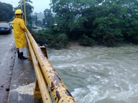 FOTOS: Desborde de ríos y aludes dejan lluvias por frente frío en Honduras