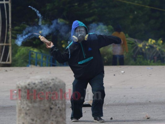 Fotos: Batalla campal entre encapuchados y Policías Antimotines en las afueras de la UNAH