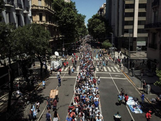 Impactantes imágenes del multitudinario adiós a Diego Maradona   