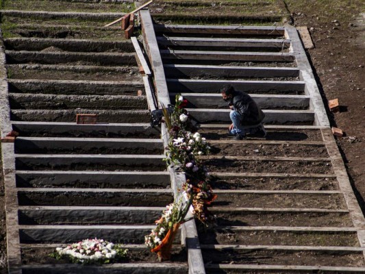 Féretros apilados y entierros en soledad, el día a día en los cementerios durante la pandemia