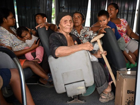 FOTOS: Hondureños comienzan evacuaciones obligatorias ante llegada de Iota