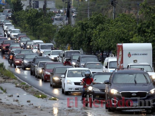 Calles bajo el agua y largas colas: lluvias dejan anegada la capital