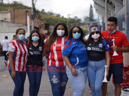 Duelo de bellezas: Hermosas aficionadas adornan final de ida entre Olimpia y Real España