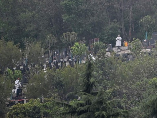 Tras cuarentena por covid-19, muchos en Wuhan entierran a sus muertos