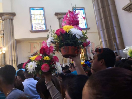 FOTOS: Peregrinos entregan flores a la Virgen de Suyapa en sus 272 aniversario