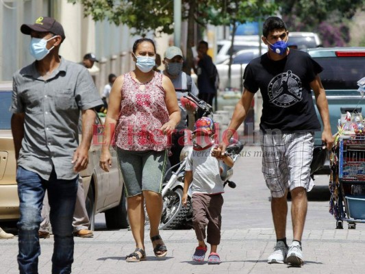 Mayoría de capitalinos acatan uso de mascarilla; otros se mantienen reacios a usarla (FOTOS)