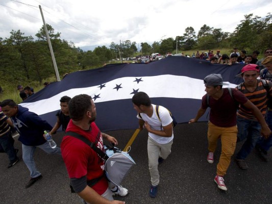 Con documentos en mano, caravana de migrantes hondureños avanza a través de Guatemala rumbo a EEUU