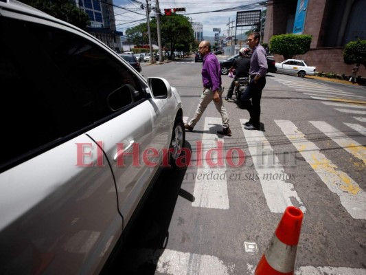 FOTOS: Capitalinos al filo de la muerte al atravesar peligrosos cruces  