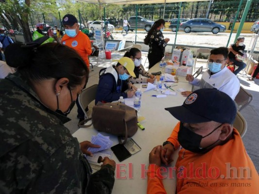 Por refuerzo y primeras dosis, capitalinos acuden a vacunarse a Parada Marte (FOTOS)