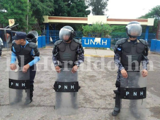 Impactantes imágenes del desalojo de estudiantes por la policía en la UNAH