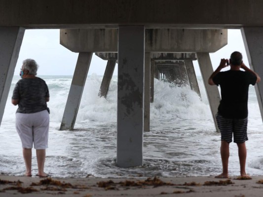 En imágenes: Florida se prepara para afrontar tormenta Isaías