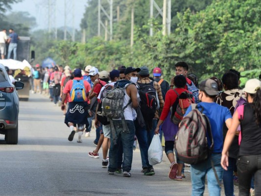 FOTOS: A pie y a 'jalón', sale masiva caravana de migrantes hacia EE UU