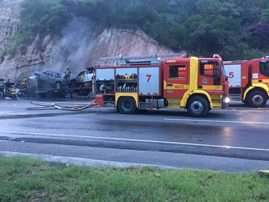 Impactantes imágenes del incendio de vehículos en cuesta de La Virgen