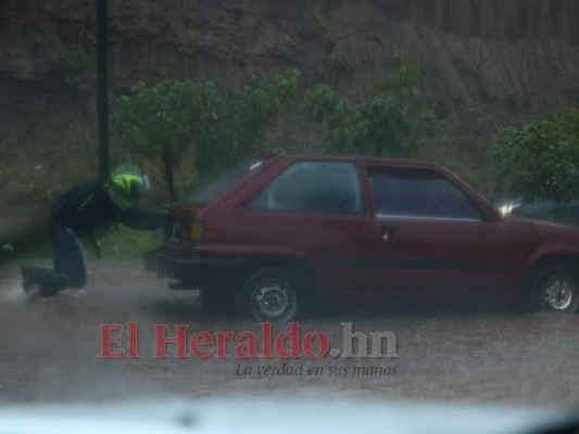 Calles convertidas en ríos y autos atrapados dejan las lluvias en la capital