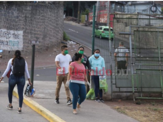 Unos respetando medidas, otros no: Capitalinos se abastecen este jueves