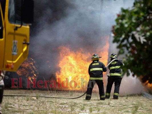 Las imágenes que dejó voraz incendio en planta de la ENEE