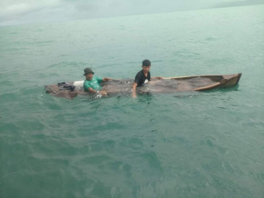 Así fue el rescate de dos hondureños que naufragaron en zona insular de Honduras