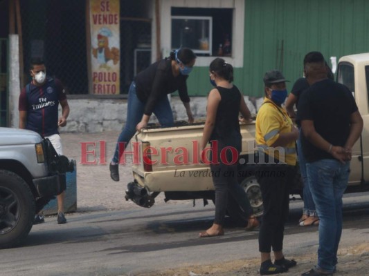 FOTOS: Desesperados por comida, hondureños bloquean carreteras y piden ayuda