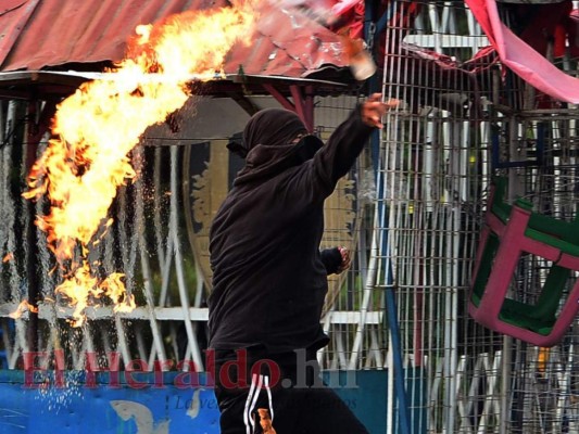 Descontrol y violencia en la UNAH en imágenes; hay estudiantes heridos